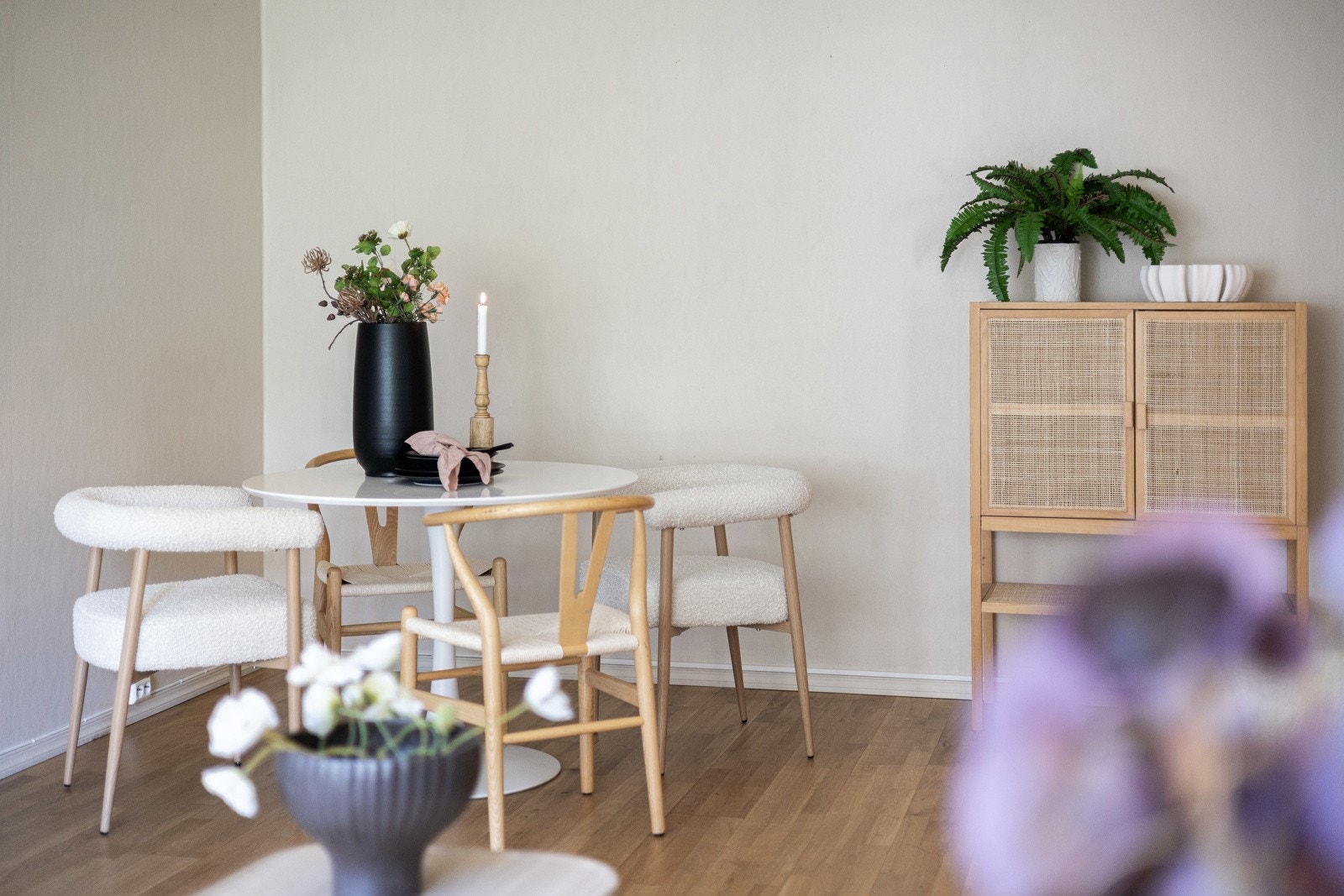 Lys stue med god plass til spisebord og skap. Galleribilde