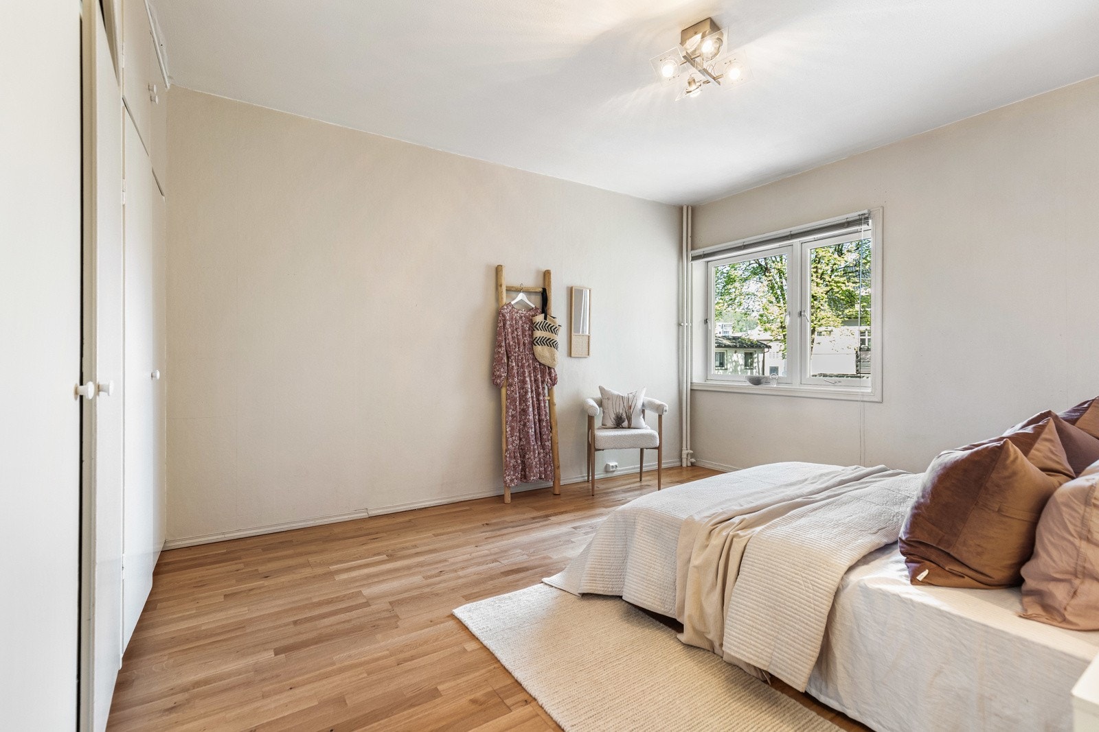 Romslig soverom med store vinduer og lys parkett. Galleribilde