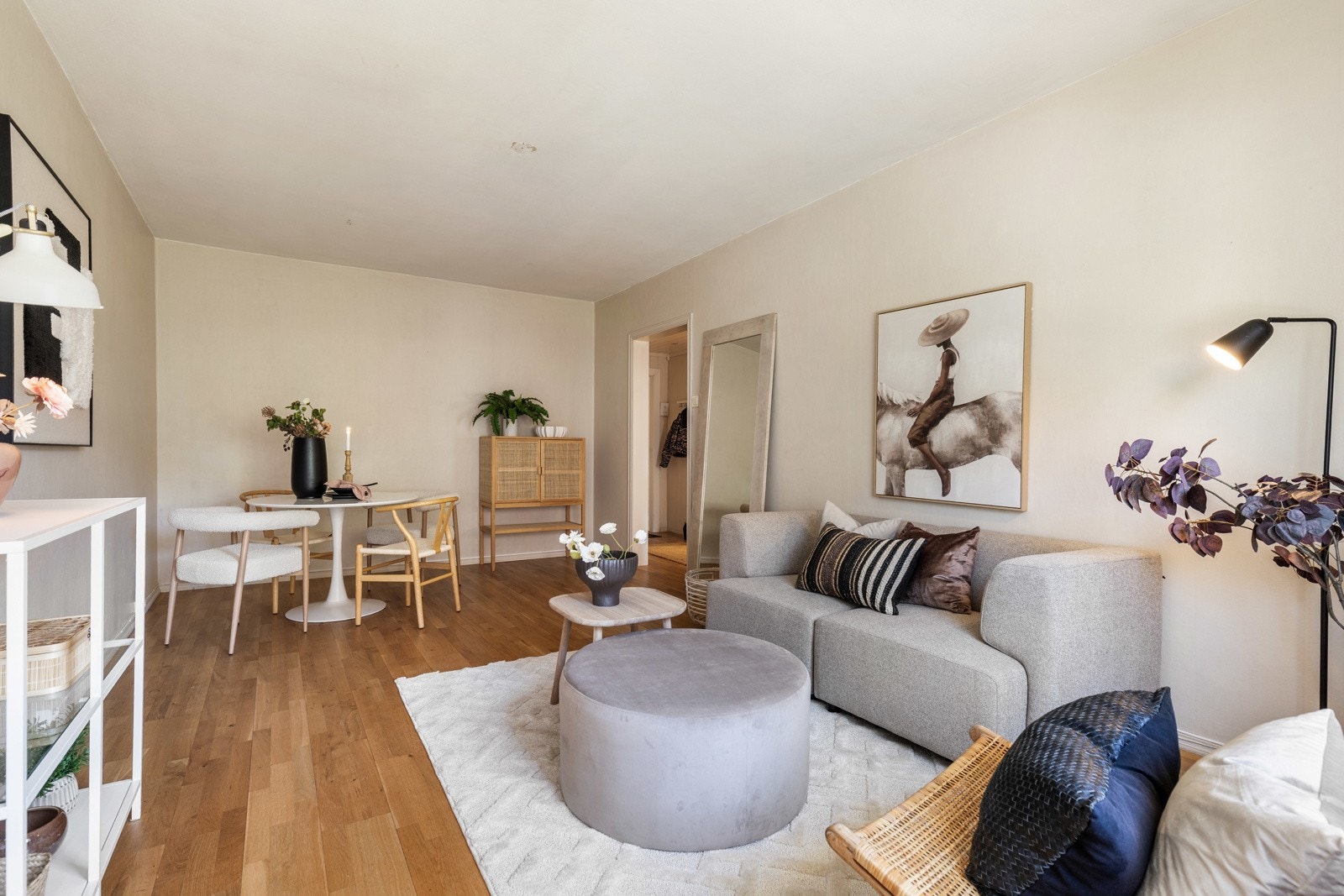 Lys stue med parkettgulv og nøytrale vegger. Romslig oppholdsrom med plass til både sofagruppe og spisebord. Galleribilde