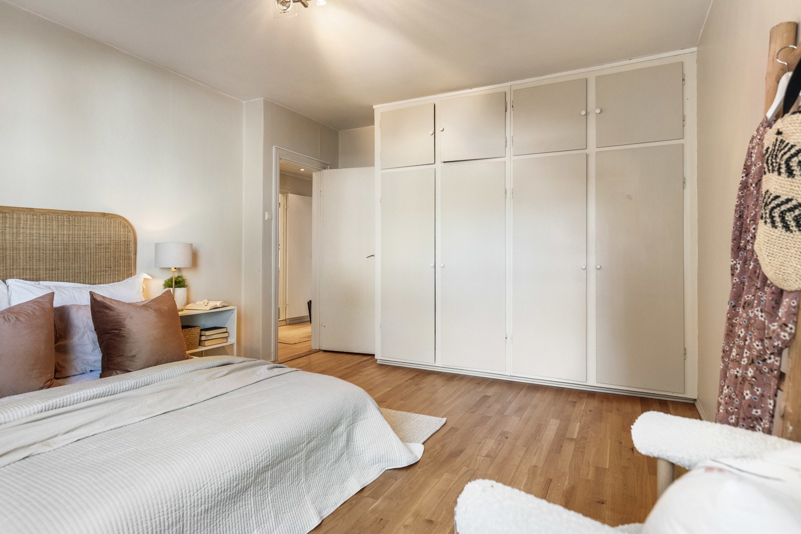 Rommet har en stor garderobe med flere skap og lyse vegger. Galleribilde