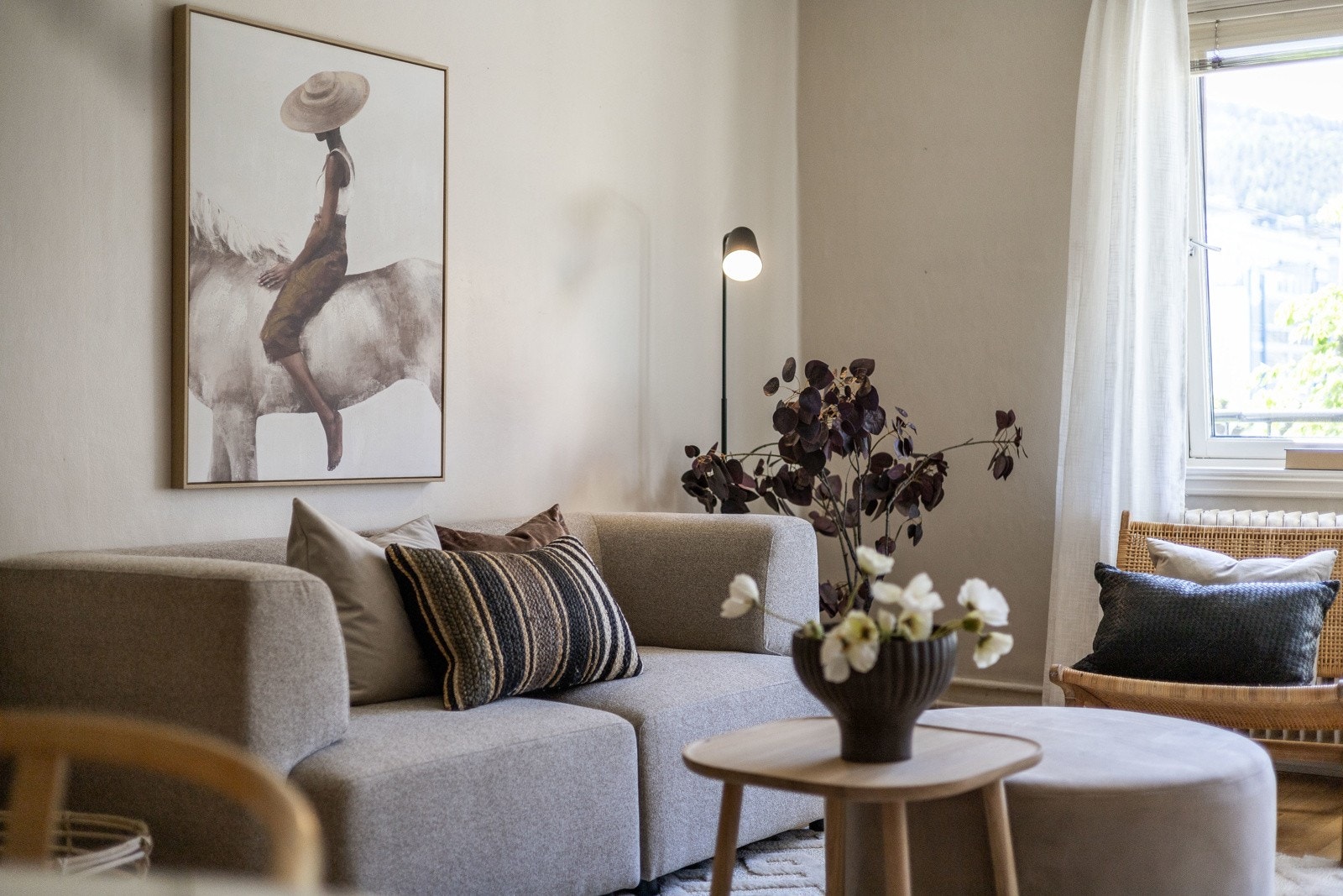 Lys og trivelig stue med store vinduer som gir godt med naturlig lys. Galleribilde