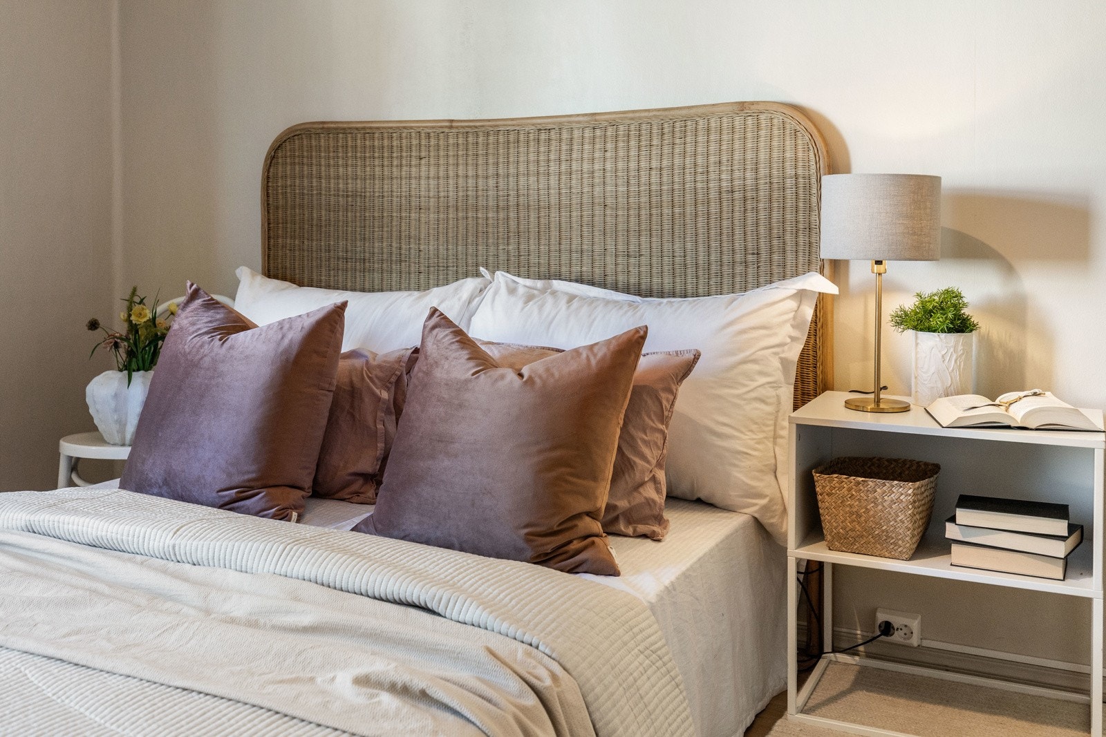 Soverom med plass til dobbeltseng, nattbord Galleribilde