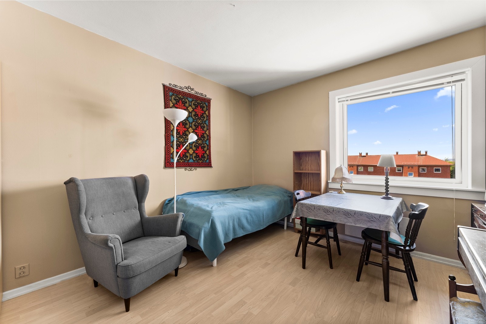 Store vinduer gir godt lysinnslipp og god ventilasjon. Fargene er dempede og rolige, og skaper en behagelig atmosfære - perfekt for hvile og ro. Galleribilde