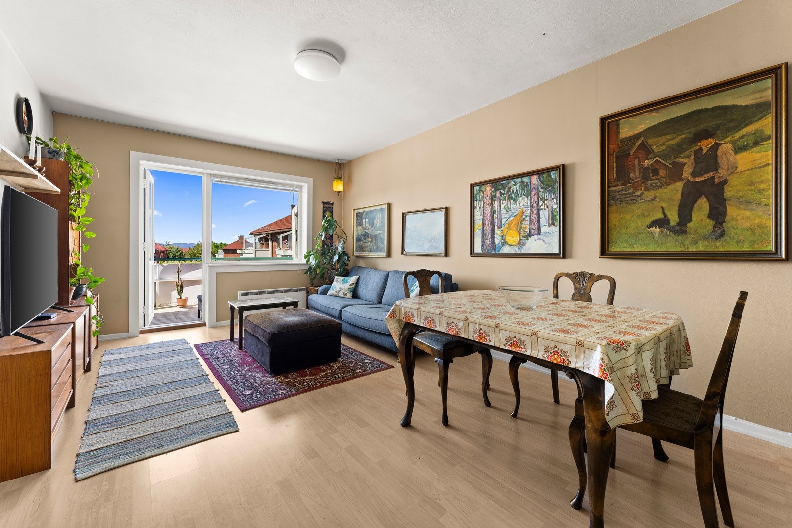 Stuen er et naturlig samlingspunkt med store vindusflater som gir rikelig med dagslys og en åpen, luftig følelse Galleribilde