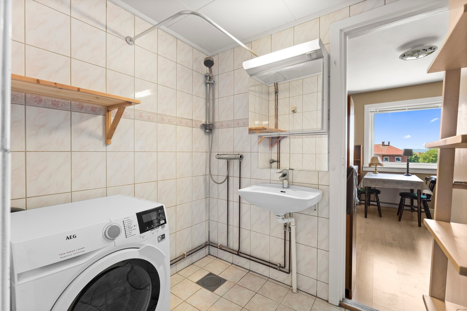 Badet ble sist oppgradert i regi av borettslaget i 1998 og har flislagte overflater samt gulvvarme. Galleribilde