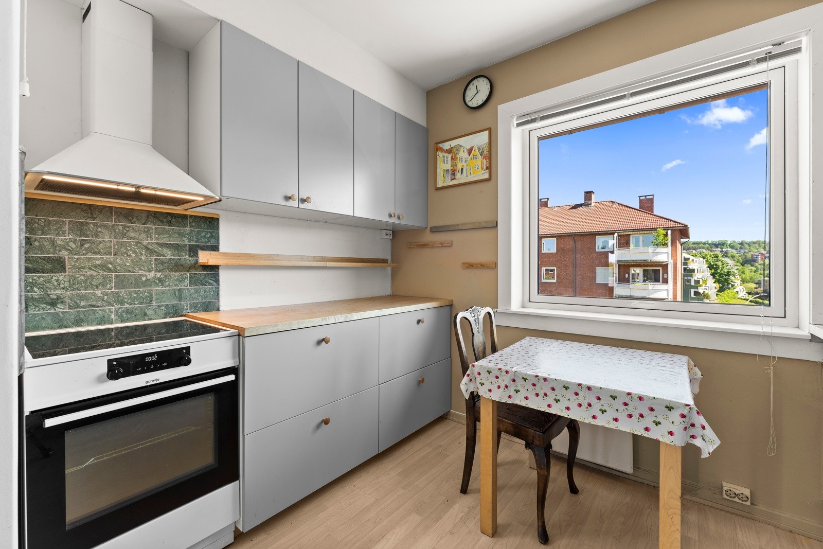 Det er innredet med profilerte fronter og heltre benkeplate, med fliser som sprutbeskyttelse ved vasken Galleribilde