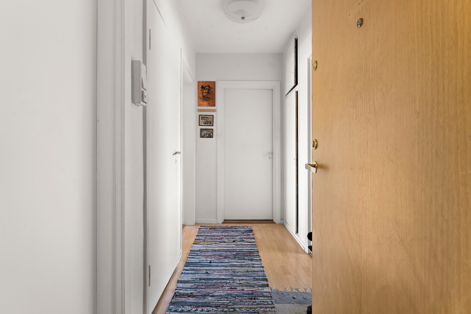 Her er det god plass til oppbevaring av yttertøy og sko i en praktisk, åpen garderobeløsning. Galleribilde