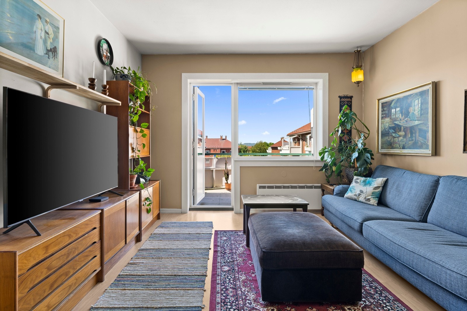 Her er det god plass til både sofagruppe og spisebord Galleribilde