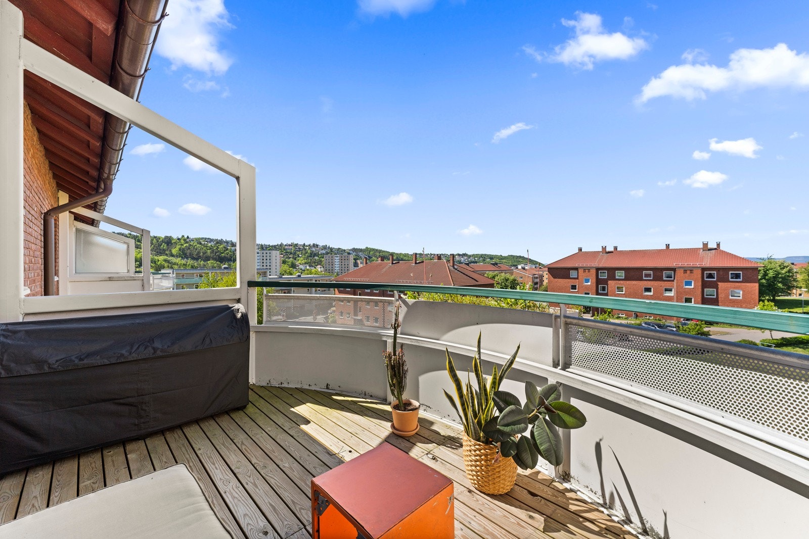 Fra stuen er det utgang til en solrik balkong med utsyn mot borettslagets fellesområde. Galleribilde