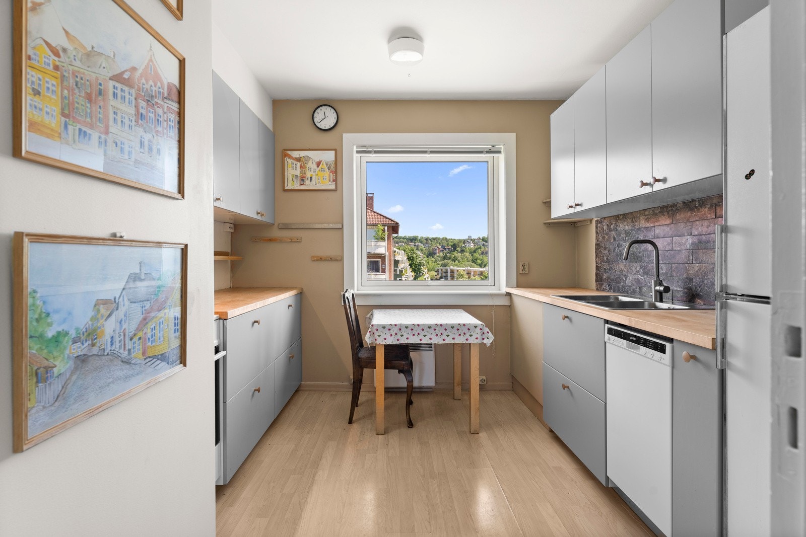 Kjøkkenet er stort og innbydende med god arbeidsflate og rikelig med skapplass. Galleribilde