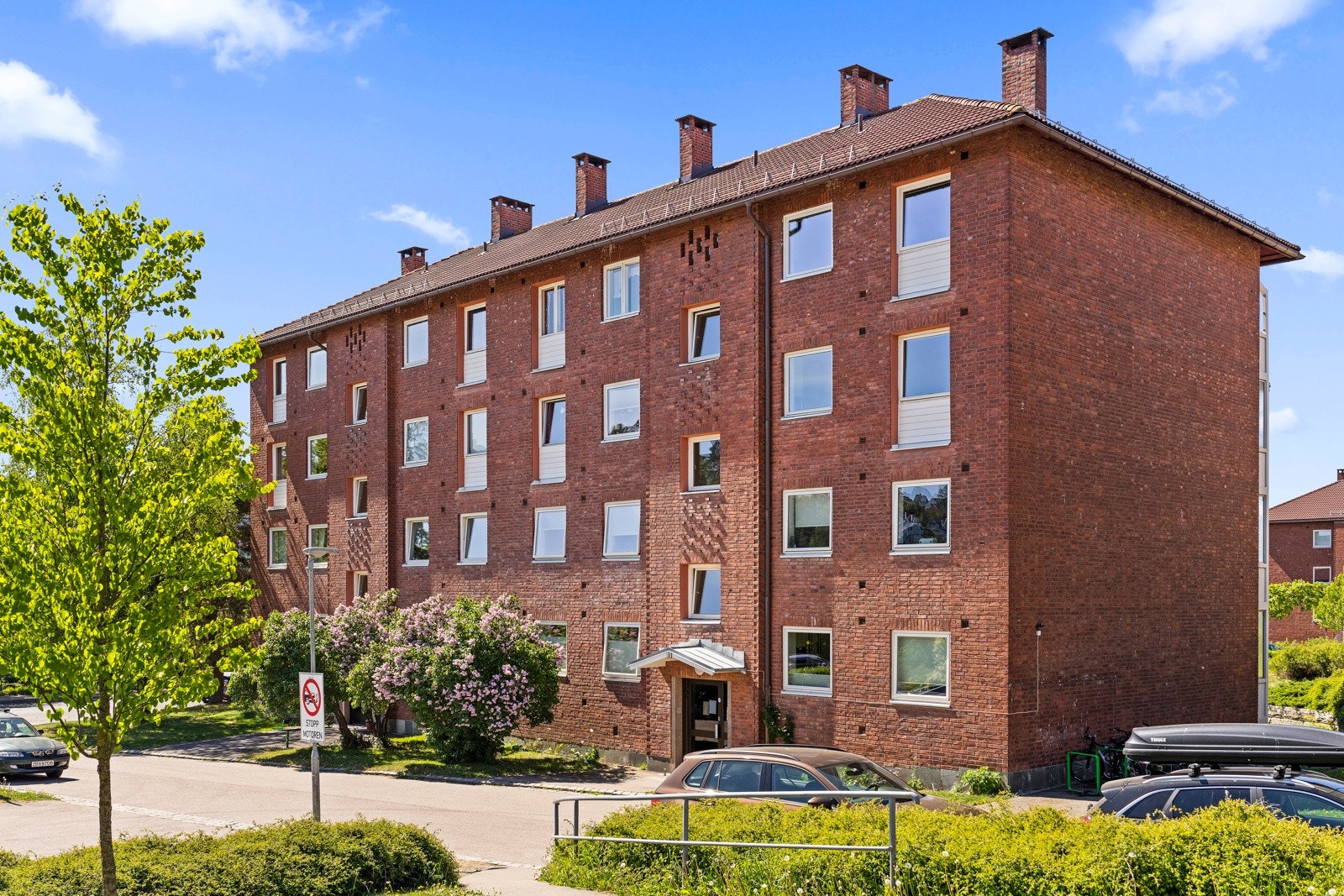 I denne gjennomgående og innbydende toppleiligheten i 4. etasje får du en lys og trivelig bolig med god romfølelse, lune soner og alt du trenger for en komfortabel hverdag. Galleribilde