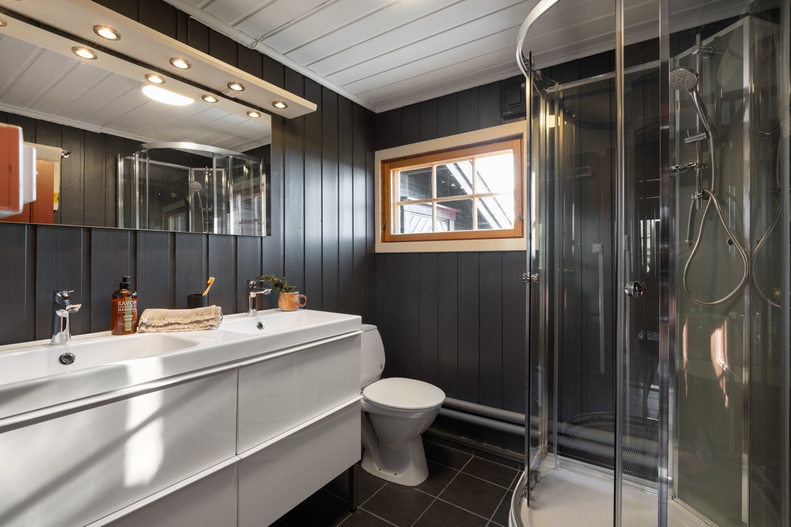 Bad 2 med dobbelservant, dusj og toalett Galleribilde