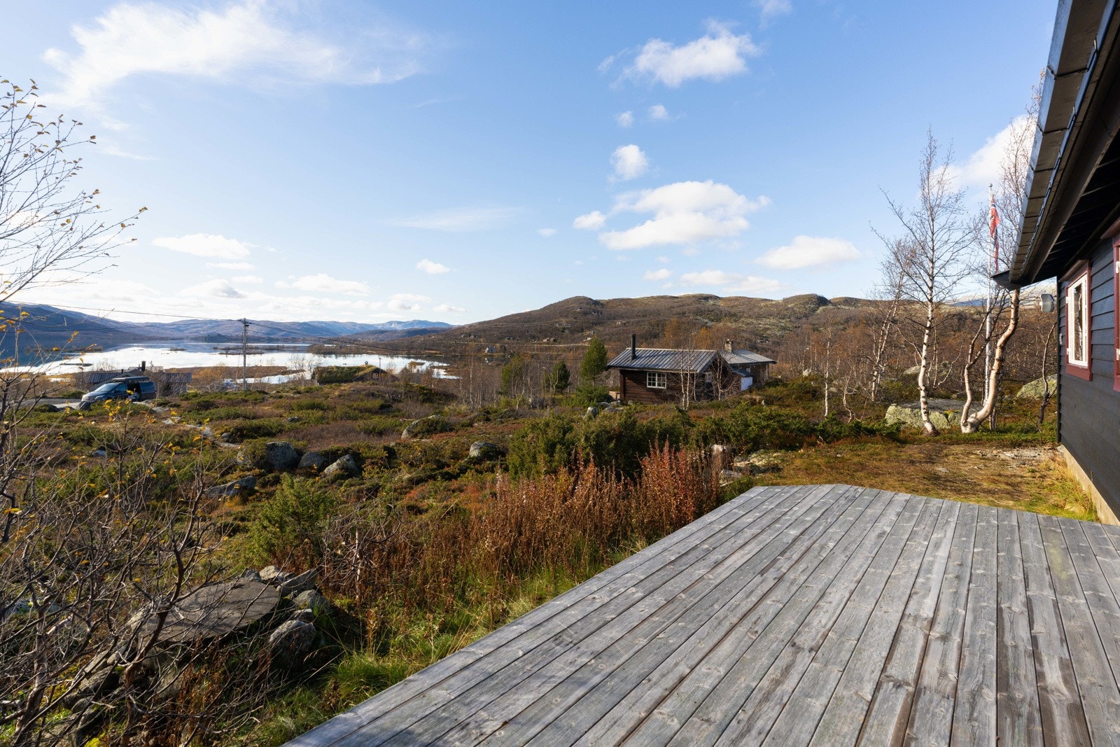 Solrikt uteområde med storslagen utsikt mot Ustevatnet Galleribilde