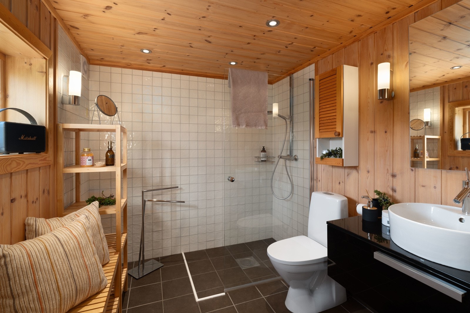 Hovedsoverommet har også tilgang på eget bad med enkel servant, dusj og toalett Galleribilde