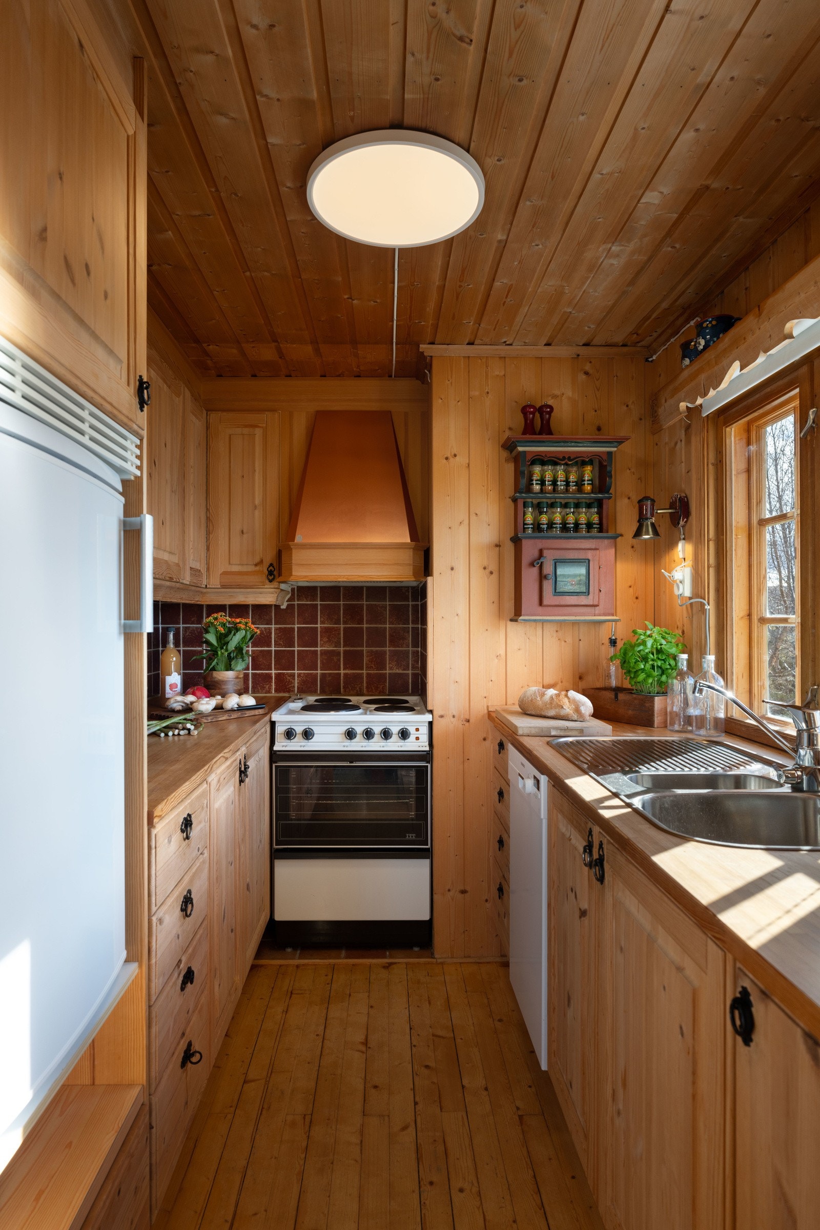 Kjøkkenet er lett tilgjengelig fra spisestuen Galleribilde