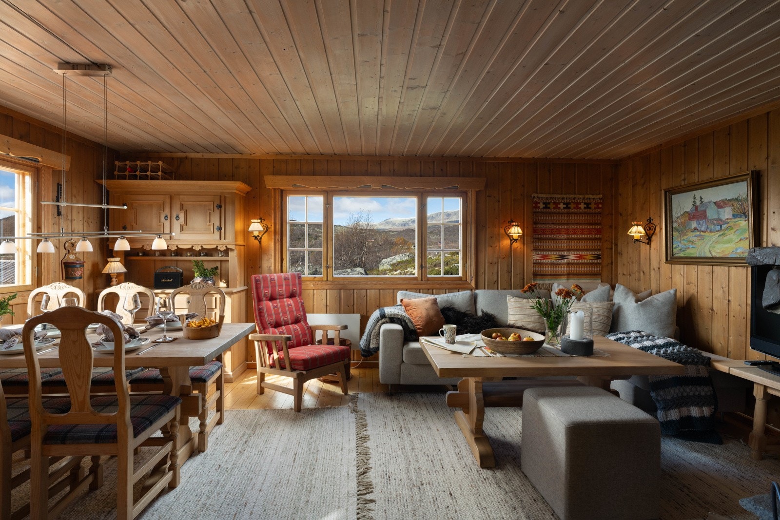 Koselig stue og spisestue med utkikk mot majestetiske Hallingskarvet Galleribilde