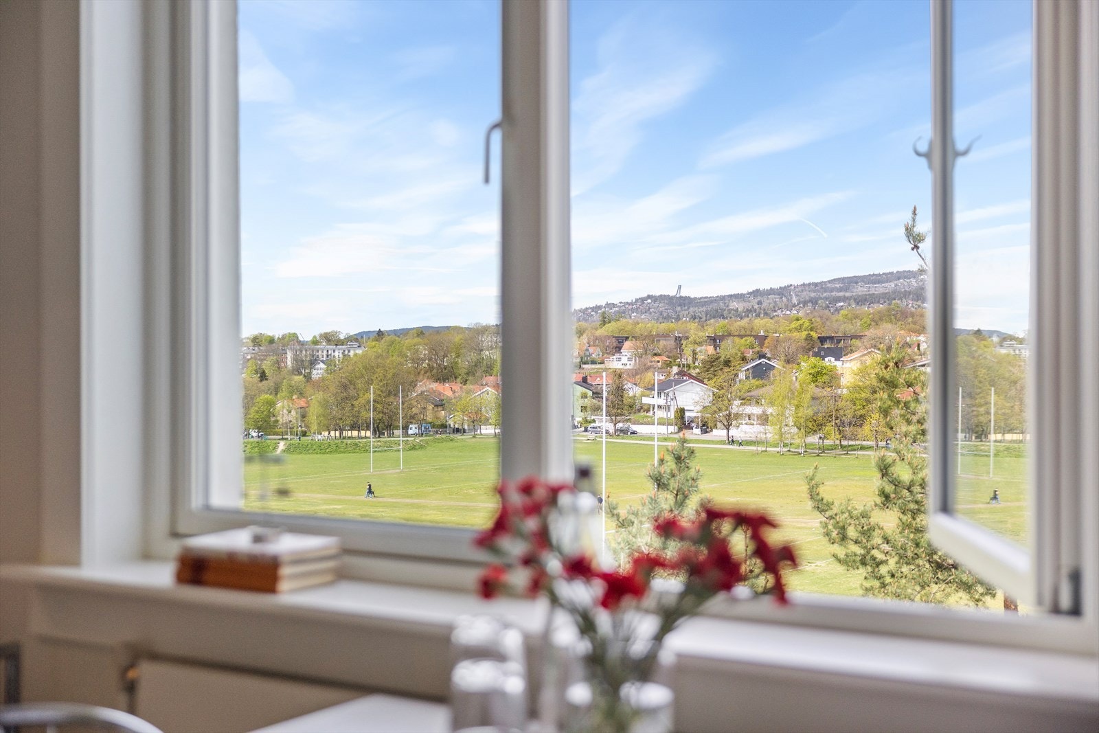 Nyt utsikten mot Holmenkollen rett fra stuevinduet. Galleribilde