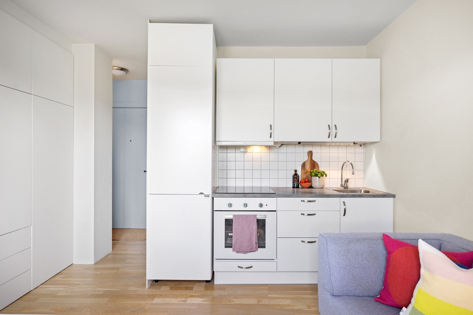 Kjøkkenet har en praktisk utforming med godt med både skap- og benkeplass. Galleribilde