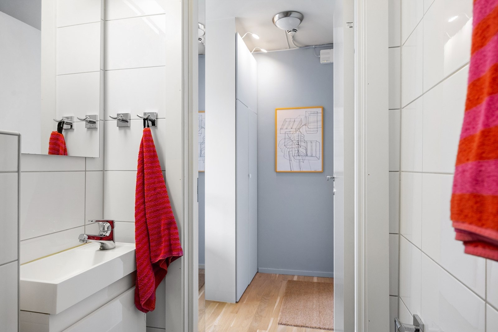 Badet består av veggmontert WC, separat dusjsone og servant med ettgreps blandebatteri i innredning. Galleribilde