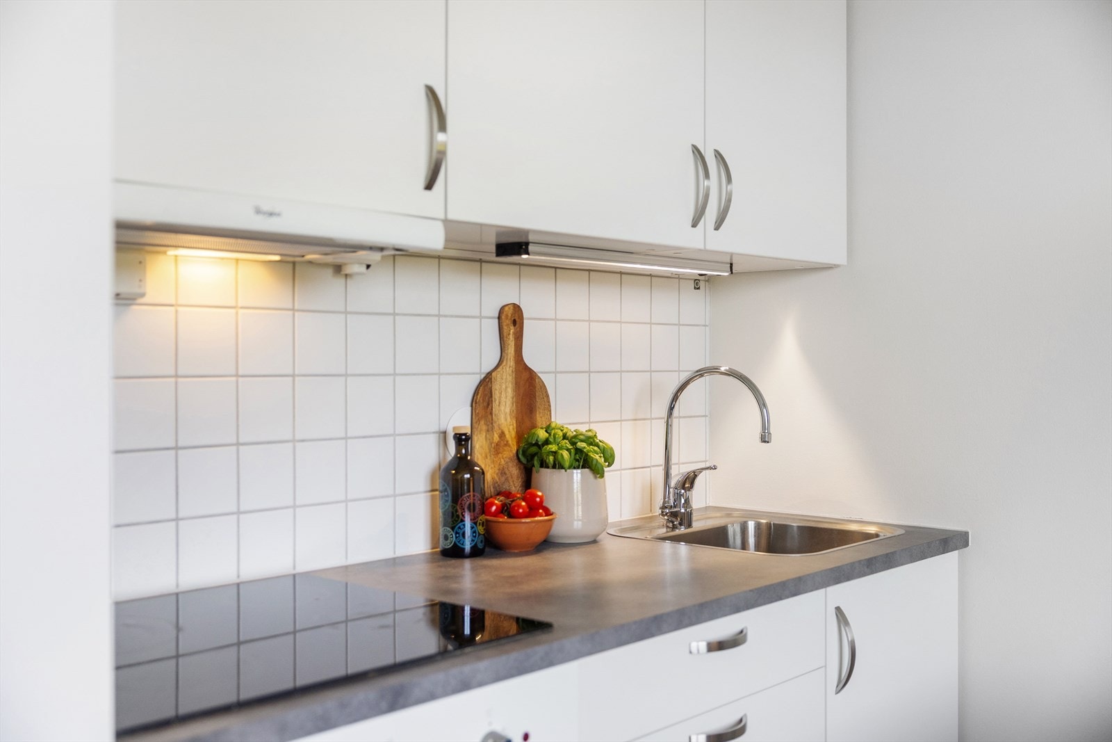 Vaskekummen er utstyrt med ettgreps blandebatteri. Galleribilde