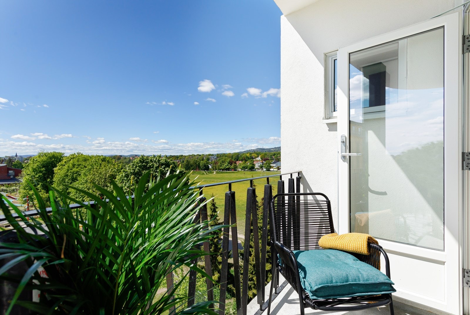 Hver etasje har en hyggelig, felles balkong i hver ende av gangen. Galleribilde