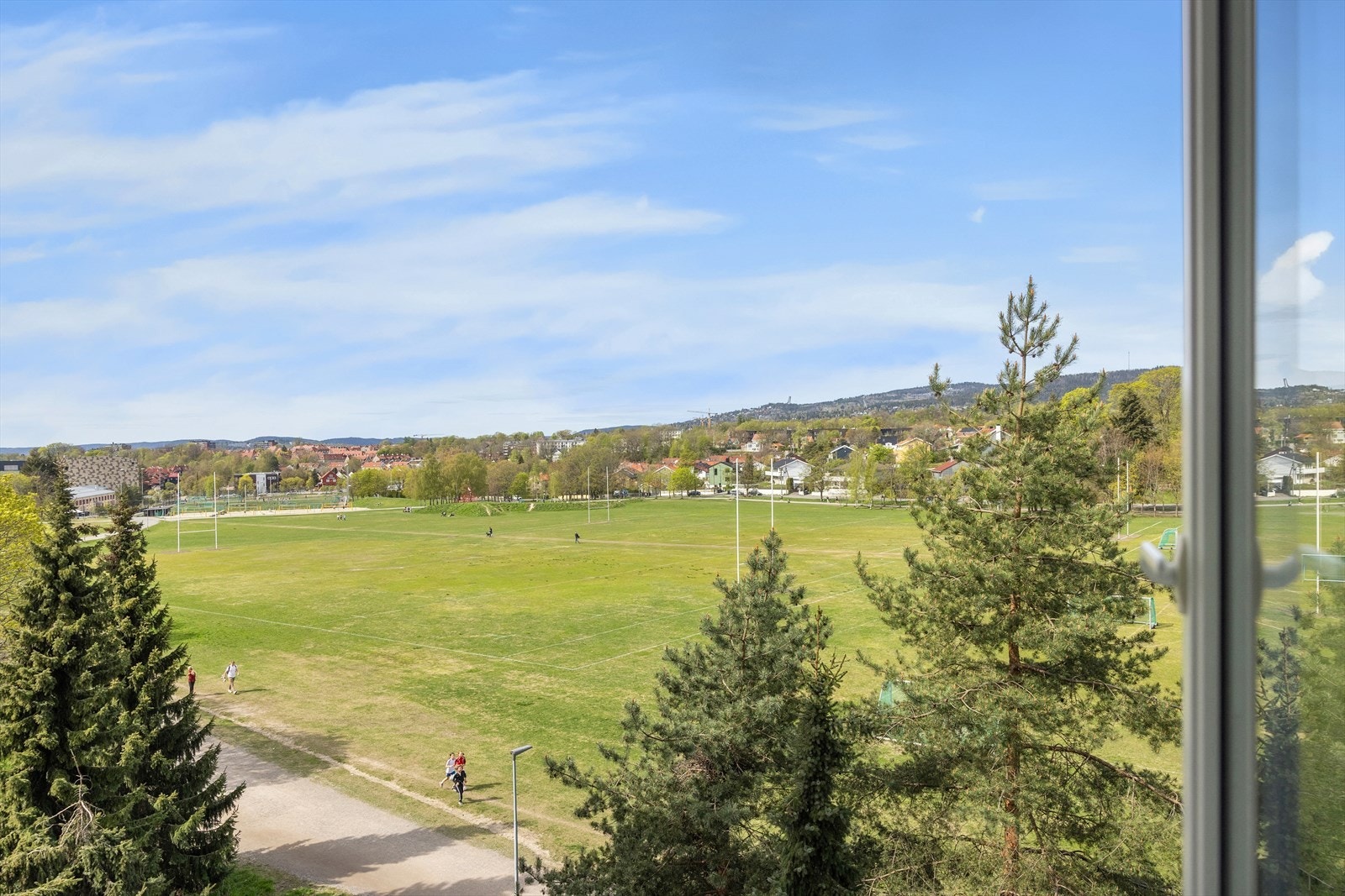 Her bor du høyt og fritt med nydelig utsikt fra stuen - spesielt vakker på sommeren når grøntområdene utenfor virkelig kommer til sin rett. Galleribilde