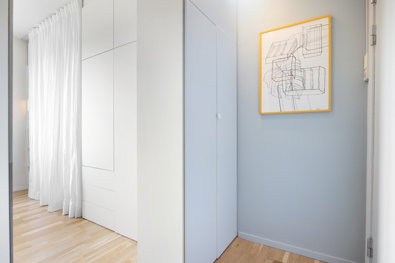 Åpen entré med plass til ytterklær og sko i romslig garderobeskap. Galleribilde