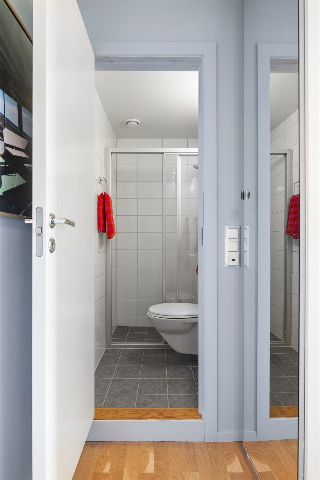 Gulvene i entré, kjøkken og stue ble slipt og lakkert i 2023. Galleribilde