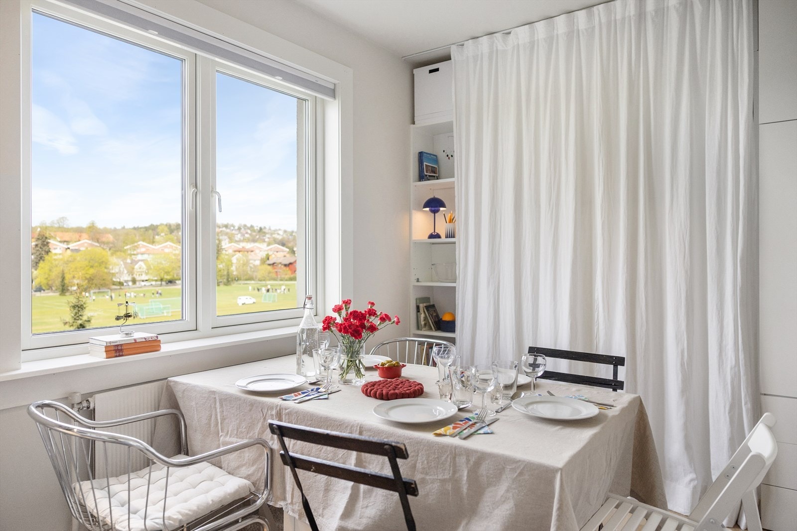 Med klappbord får du plass til 5 gjester+ med god margin. Galleribilde