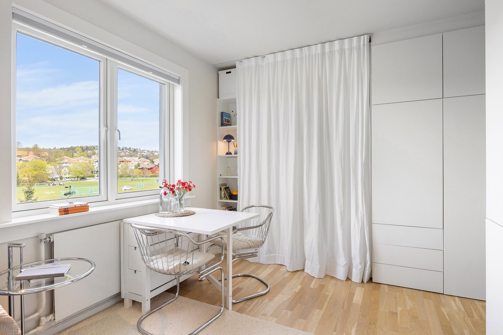 Arealeffektiv stue som har plass til både sofakrok og spisebord. Galleribilde