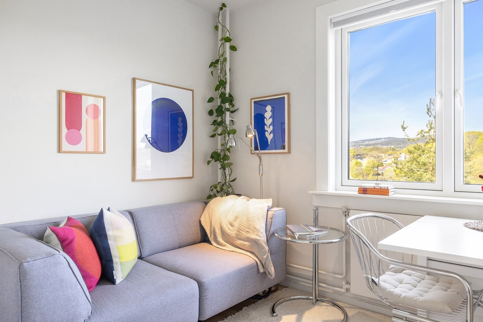 Vinduene er fra 2016 og gir rikelig med naturlig lys. Galleribilde