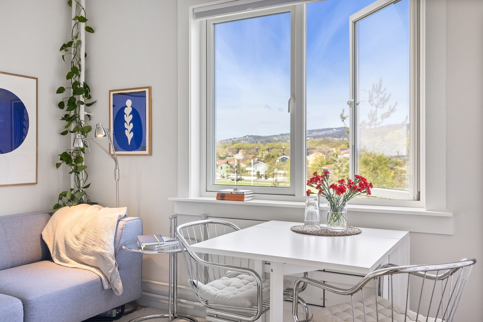 God beliggenhet uten direkte innsyn. Fyring, varmtvann og fibernett 100/100Mbit er inkludert i fellesutgiftene. Galleribilde