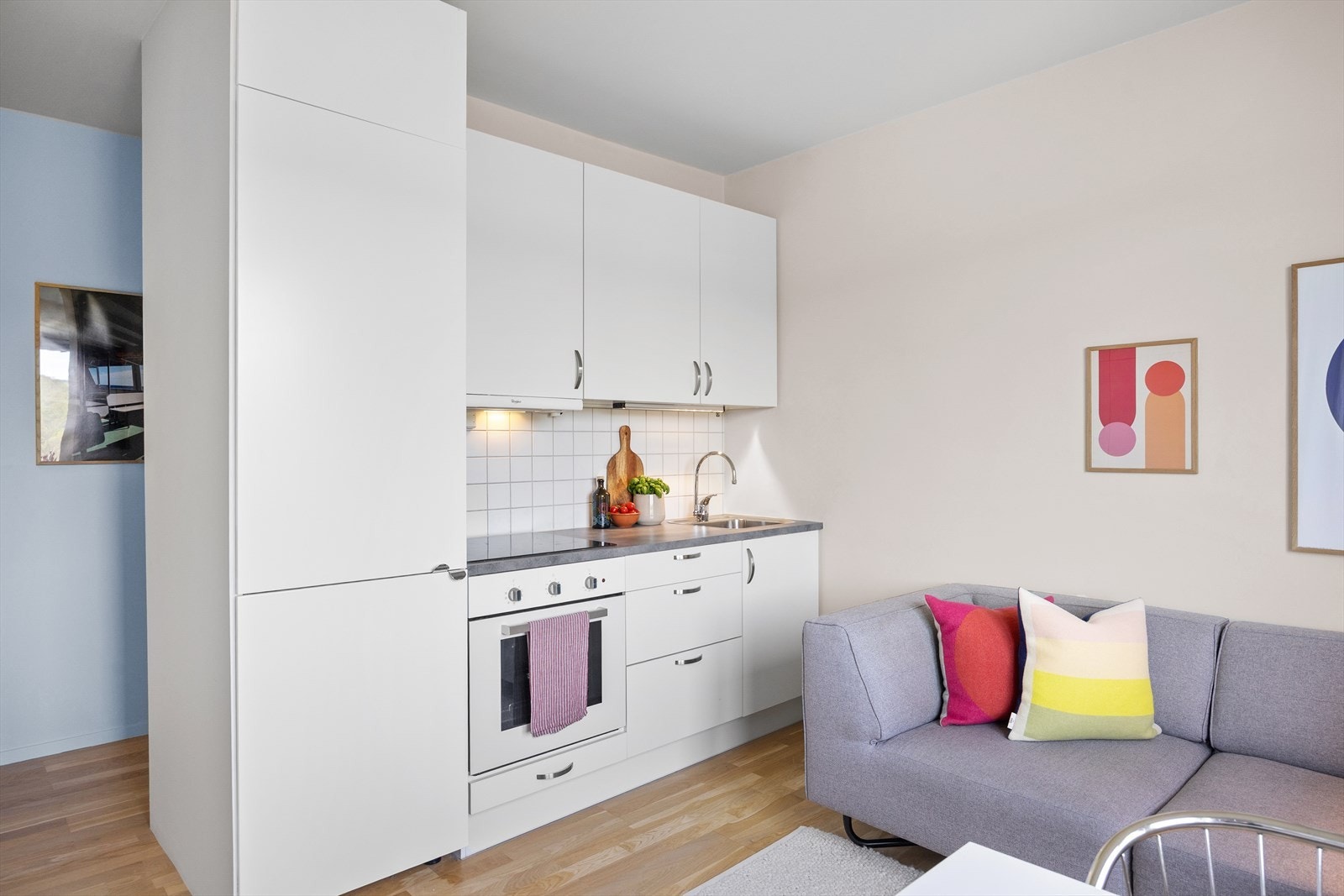 Innredningen har glatte fronter, laminert benkeplate og fliser mellom benk og overskap. Videre er det integrert koketopp, stekeovn, kjøl/frys og en kullfiltervifte over stekesonen. Galleribilde