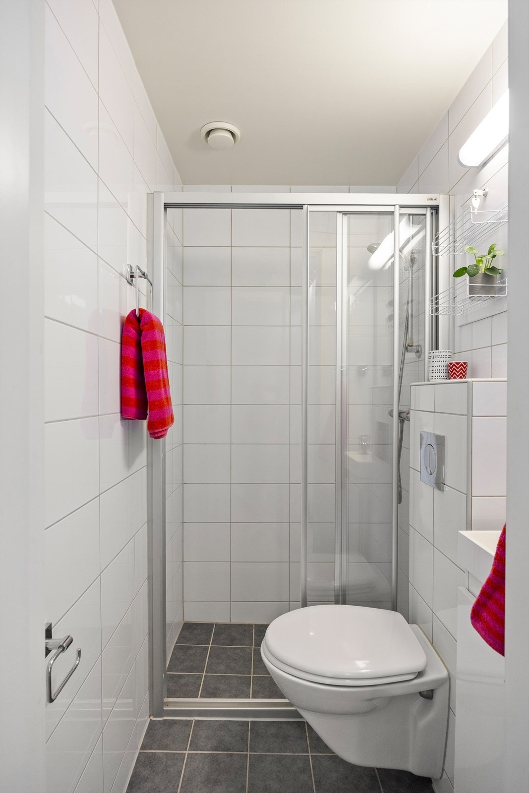 Delikat, flislagt baderom med behagelig gulvvarme og romslig dusj. Badet ble rehabilitert i 2014 i regi av borettslaget. Galleribilde