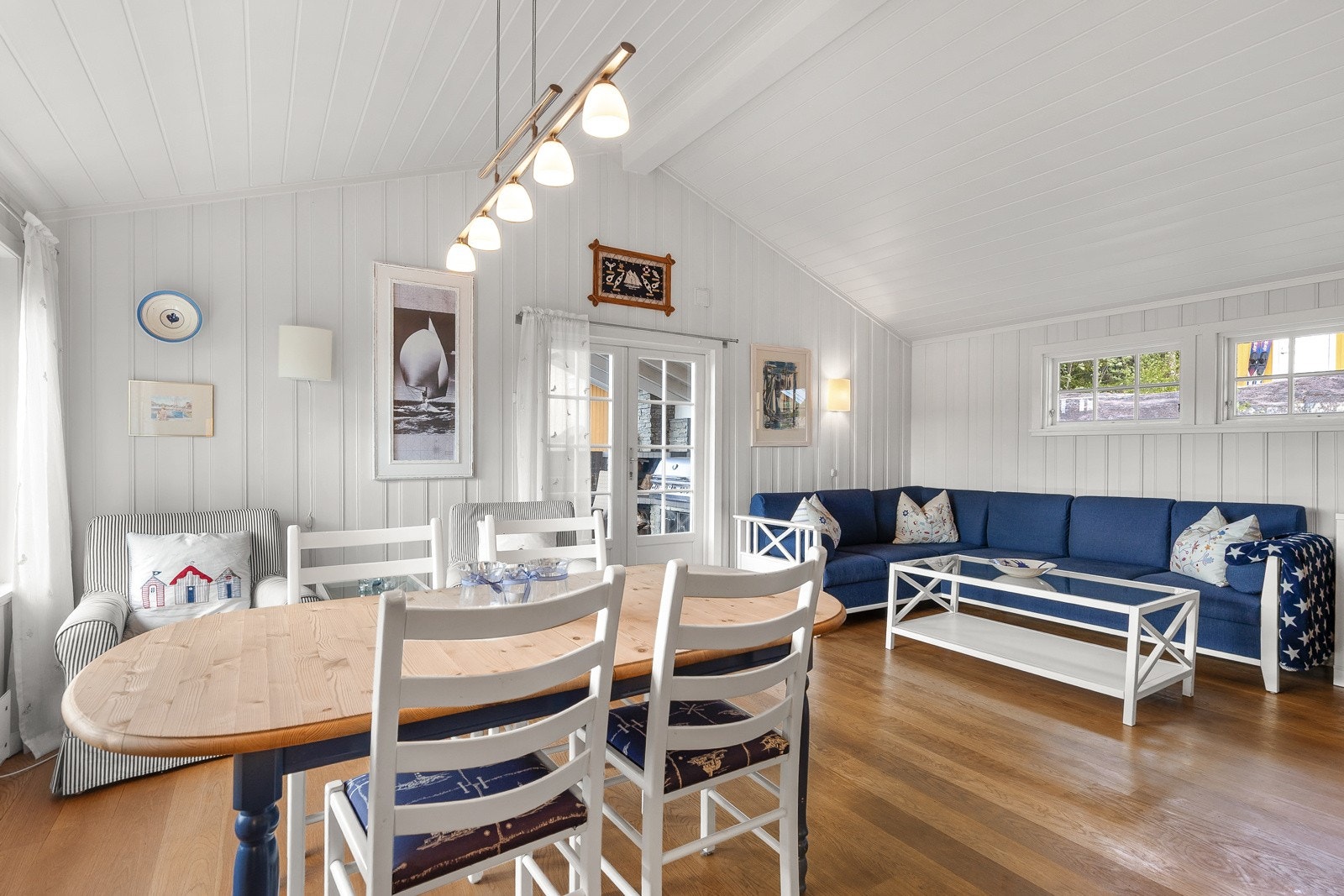 Her er det god plass til å slappe av i sofasonen eller spille brettspill ved spisebordet. Galleribilde