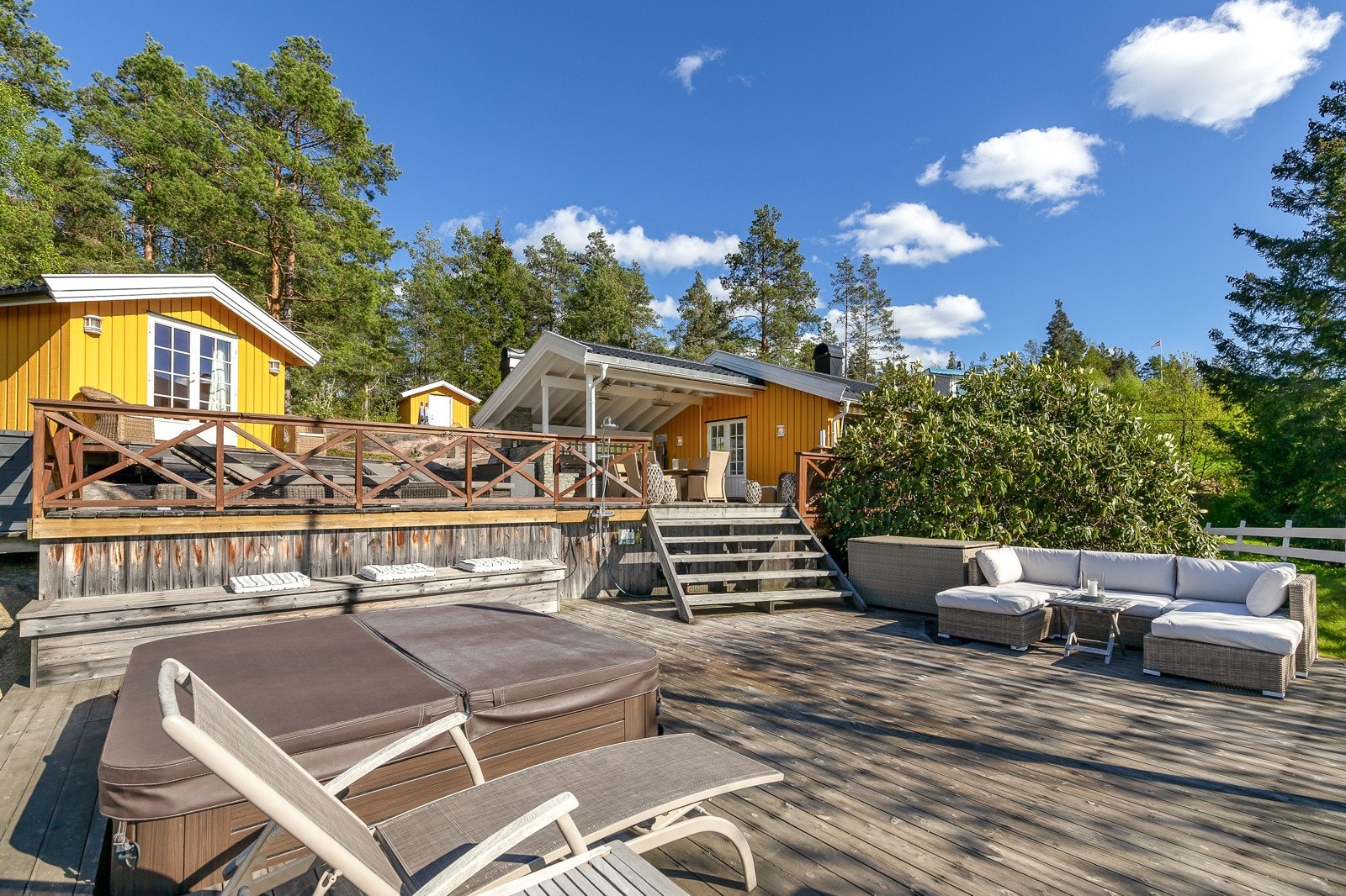 På nederste nivå av terrassen er det plasbygde benker, jacuzzi og flere sittegrupper. Galleribilde