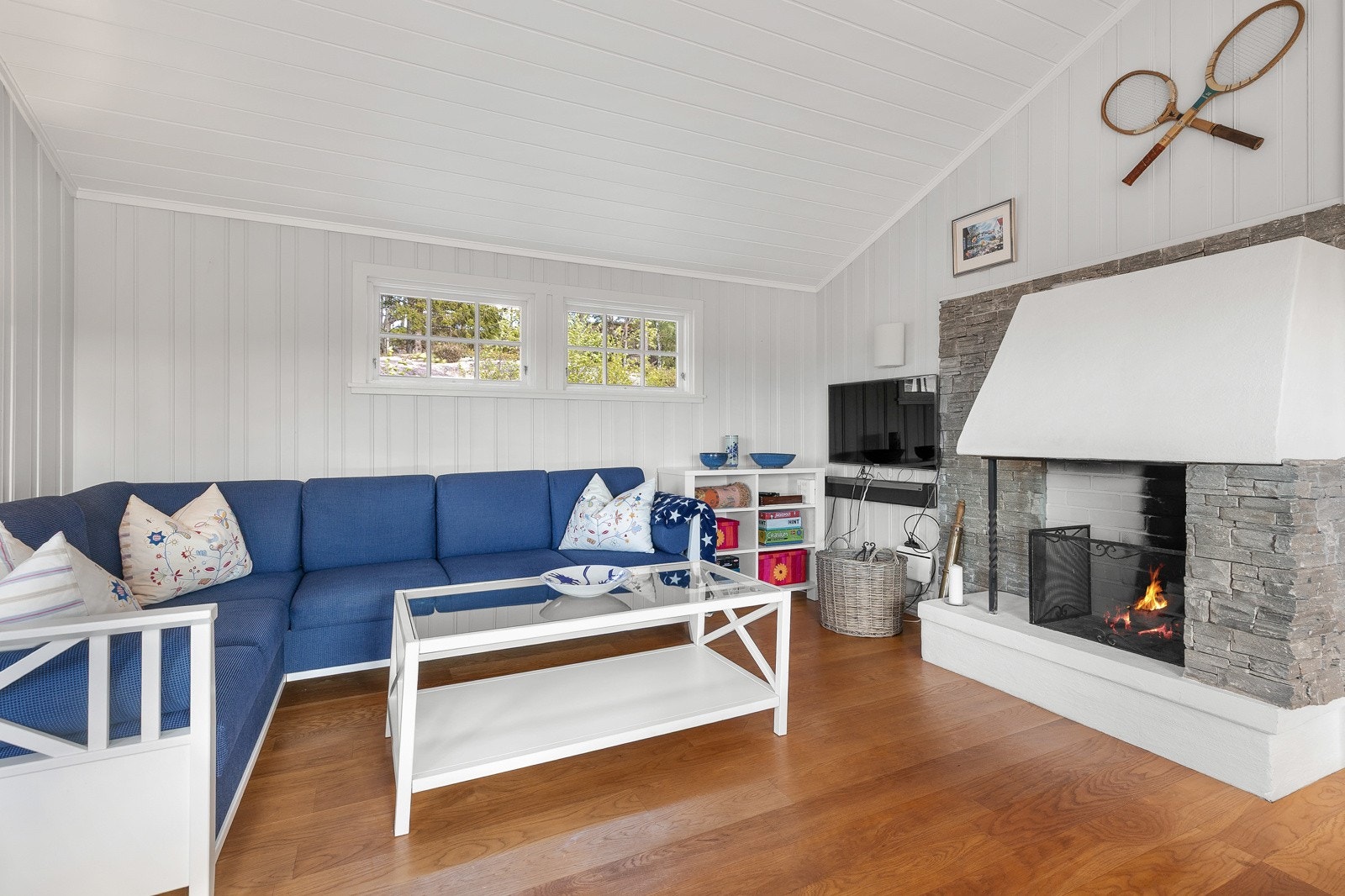 Midt i rommet er det også en åpen peis som sørger for ekstra hygge og god varme på kjøligere kvelder. Galleribilde