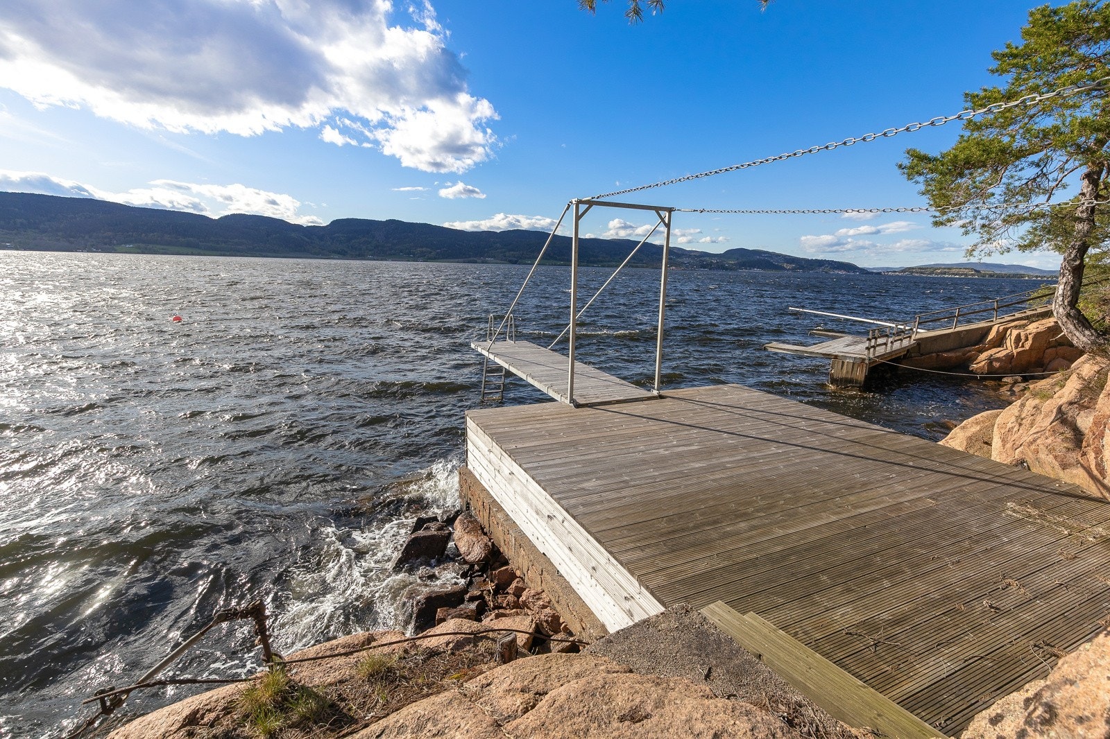 Egen brygge og platting ved vannet. Kort gangavstand fra hytta. Deles med naboen i nr 24. Galleribilde