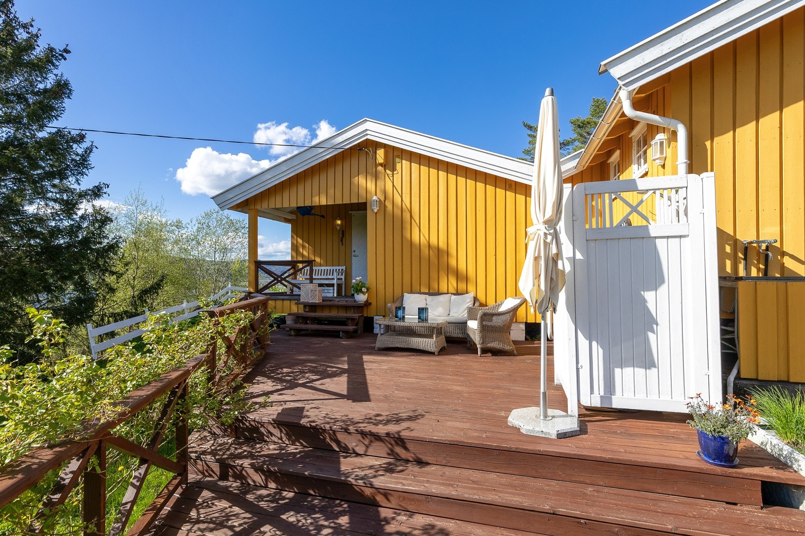 Velkomstterrasse med overbygd inngangsparti. Et godt sted å komme frem til! Galleribilde