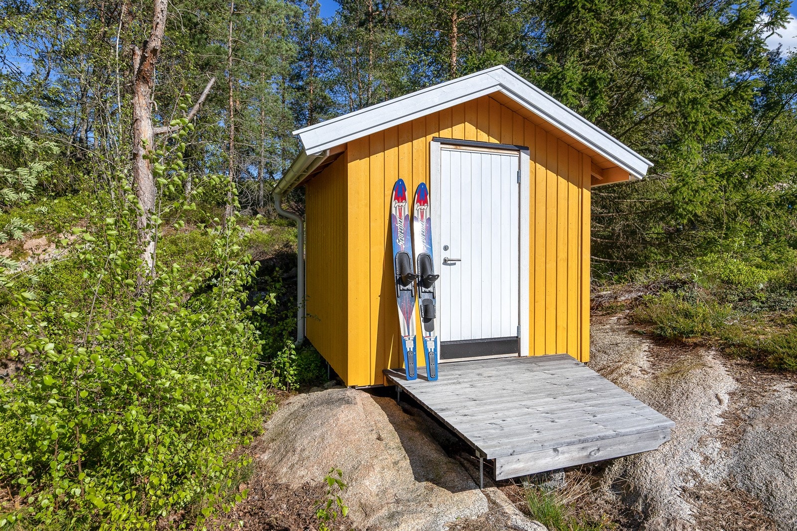 Frittstående bod på 5 kvm, denne er plassert utenfor tomtegrensen og må evt. flyttes av ny eier. Galleribilde
