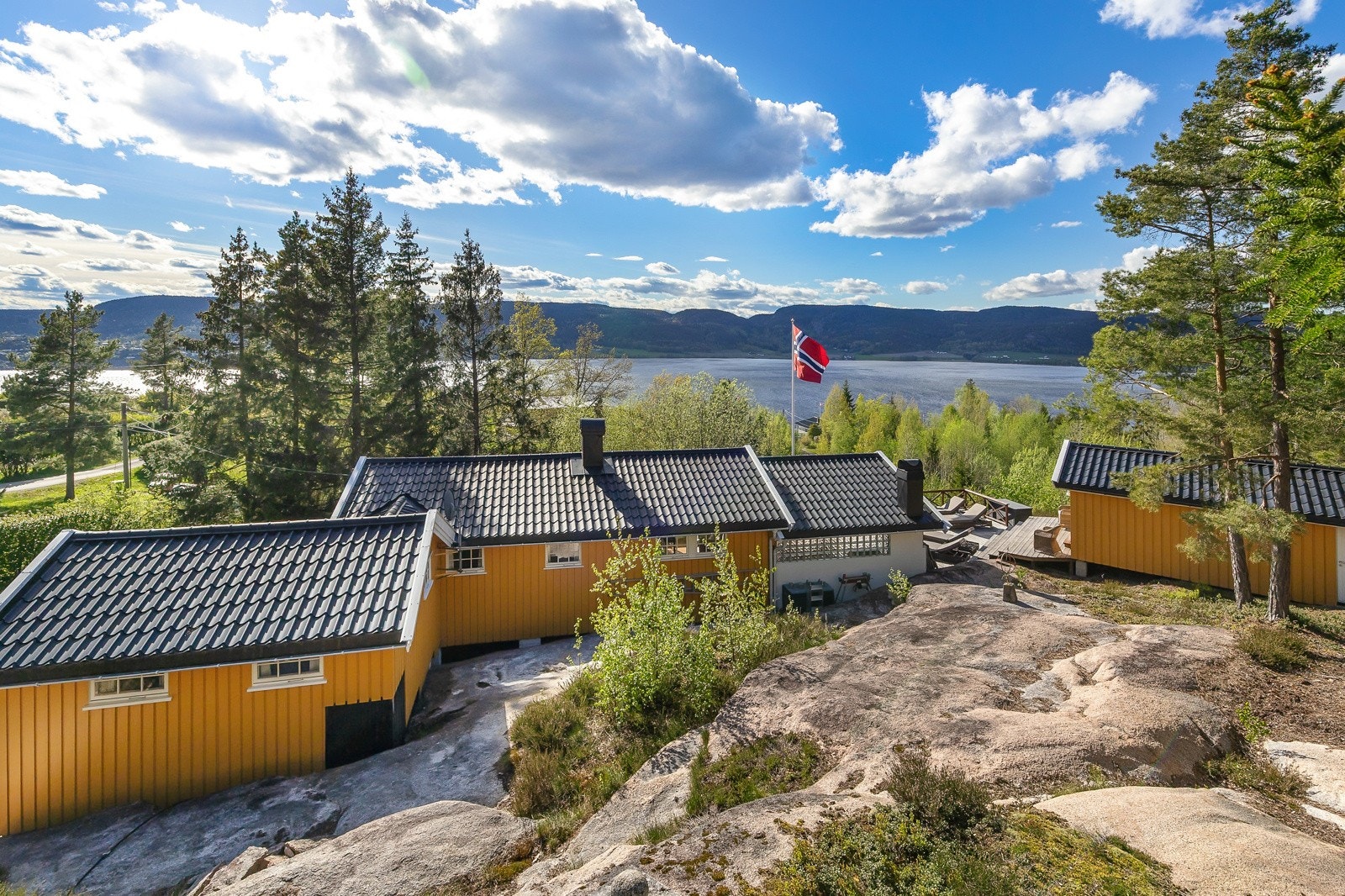 Idyllisk sommerhytte i Holmsbu med ca. 150 m² uteplasser rik på sol, privatliv og flott fjordutsikt. Galleribilde