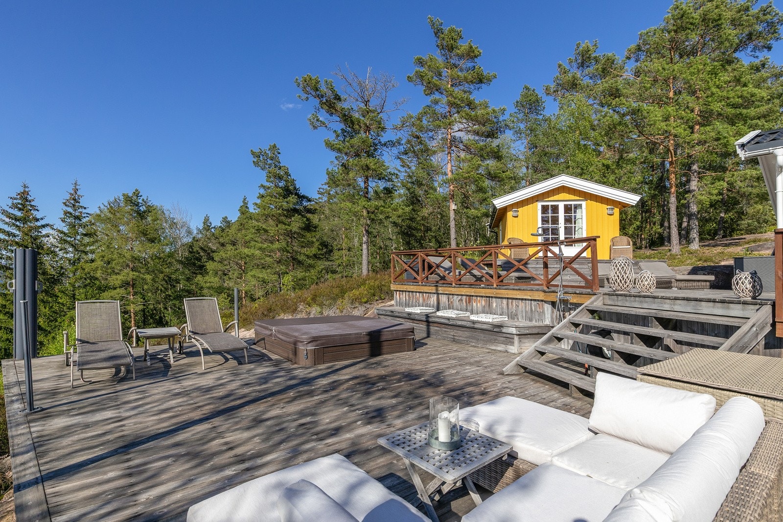 Ved siden av trappen er det montert regnfallsdusj. Galleribilde