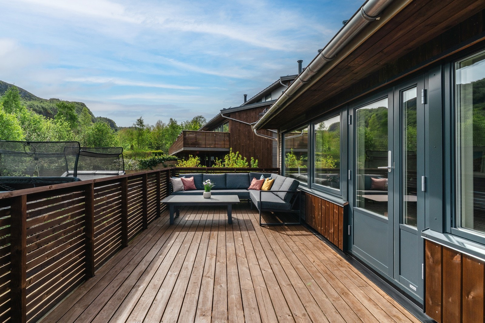 Stor balkong med utgang fra stuen hvor det er rikelig av boltreplass. Galleribilde