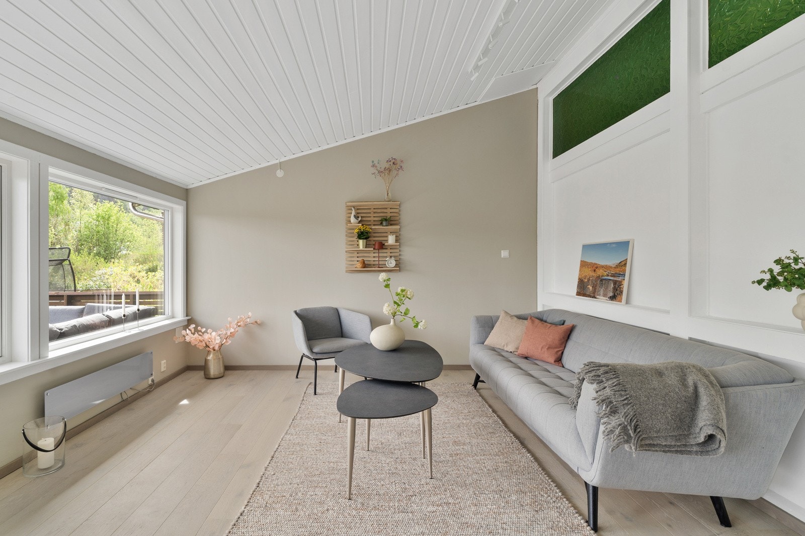 Stor og romslig stue med plass til sofakrok. Galleribilde