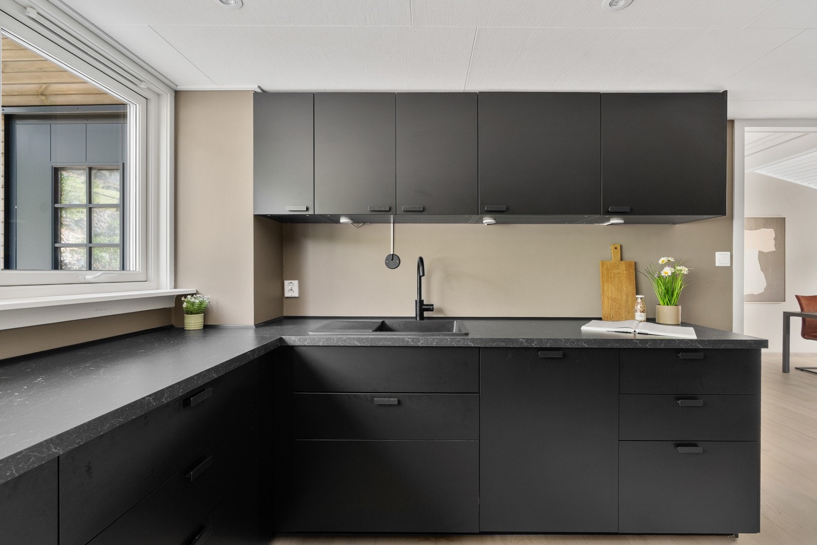 Det er en fin kombinasjon av skap- og benkeplass for oppbevaring og matlaging. Galleribilde
