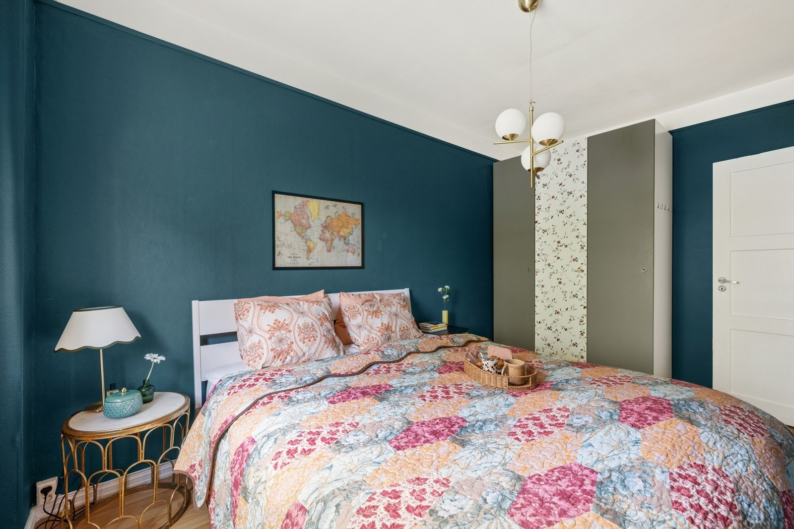 Hovedsoverommet er i tillegg utstyrt med garderobeskap som medfølger boligen Galleribilde