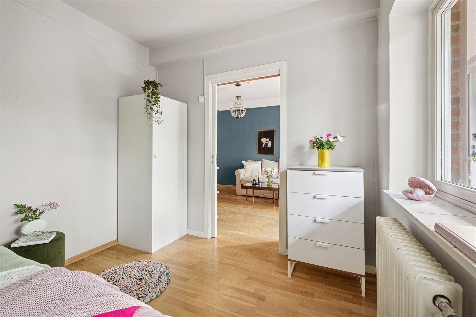 Soverom II har god plass til både seng, skrivebord og garderobeskap Galleribilde