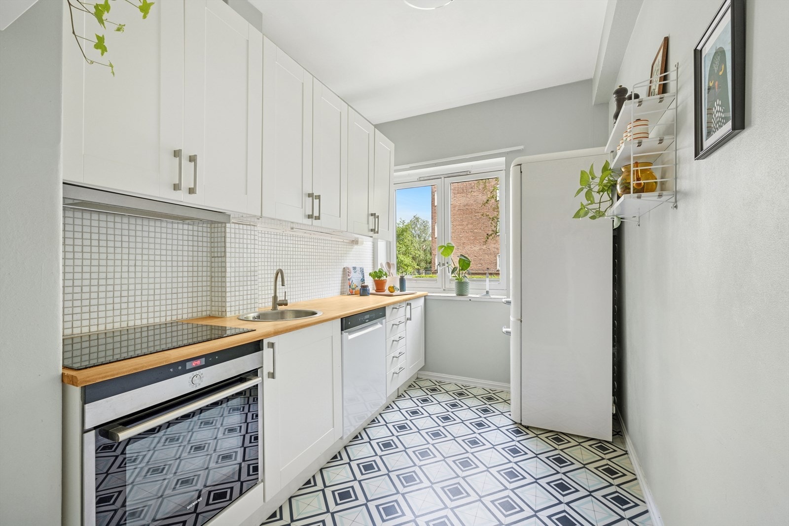 Leiligheten er utstyrt med separat kjøkken med god skap- og benkeplass Galleribilde