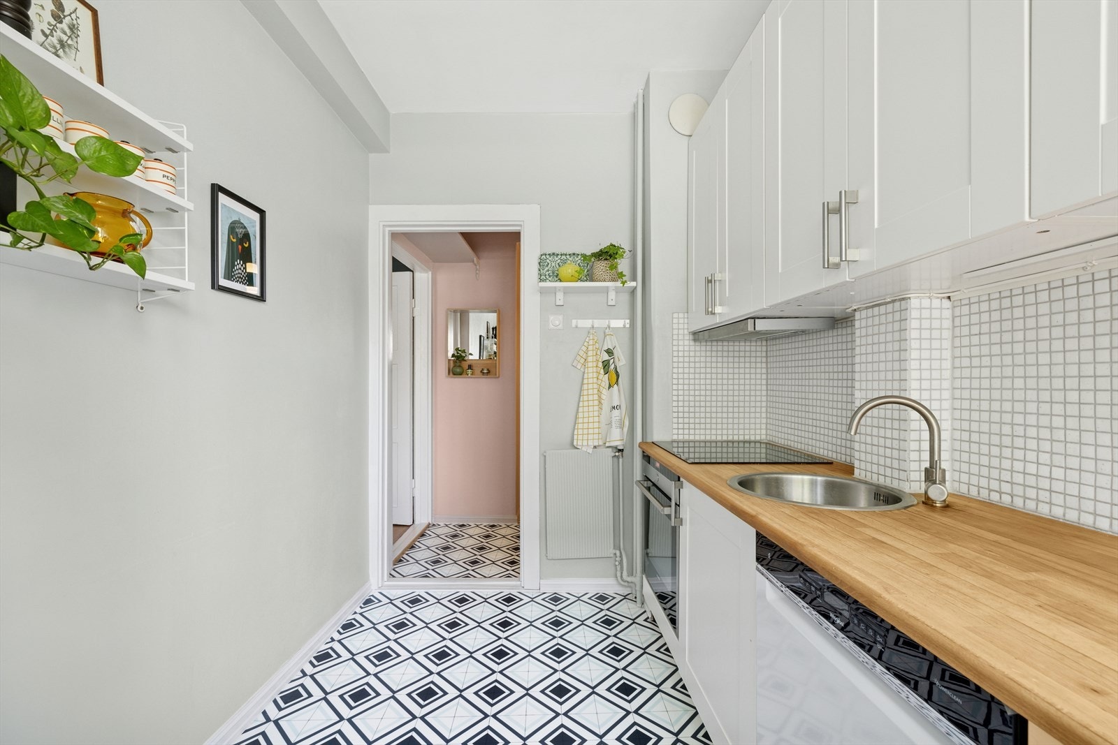 Alle hvitevarene i kjøkkenet er integrert med unntak av kjøleskap. Alle medfølger Galleribilde