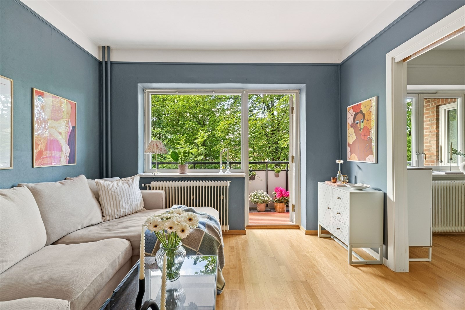 Fra stuen er det utgang til en skjermet og luftig balkong Galleribilde